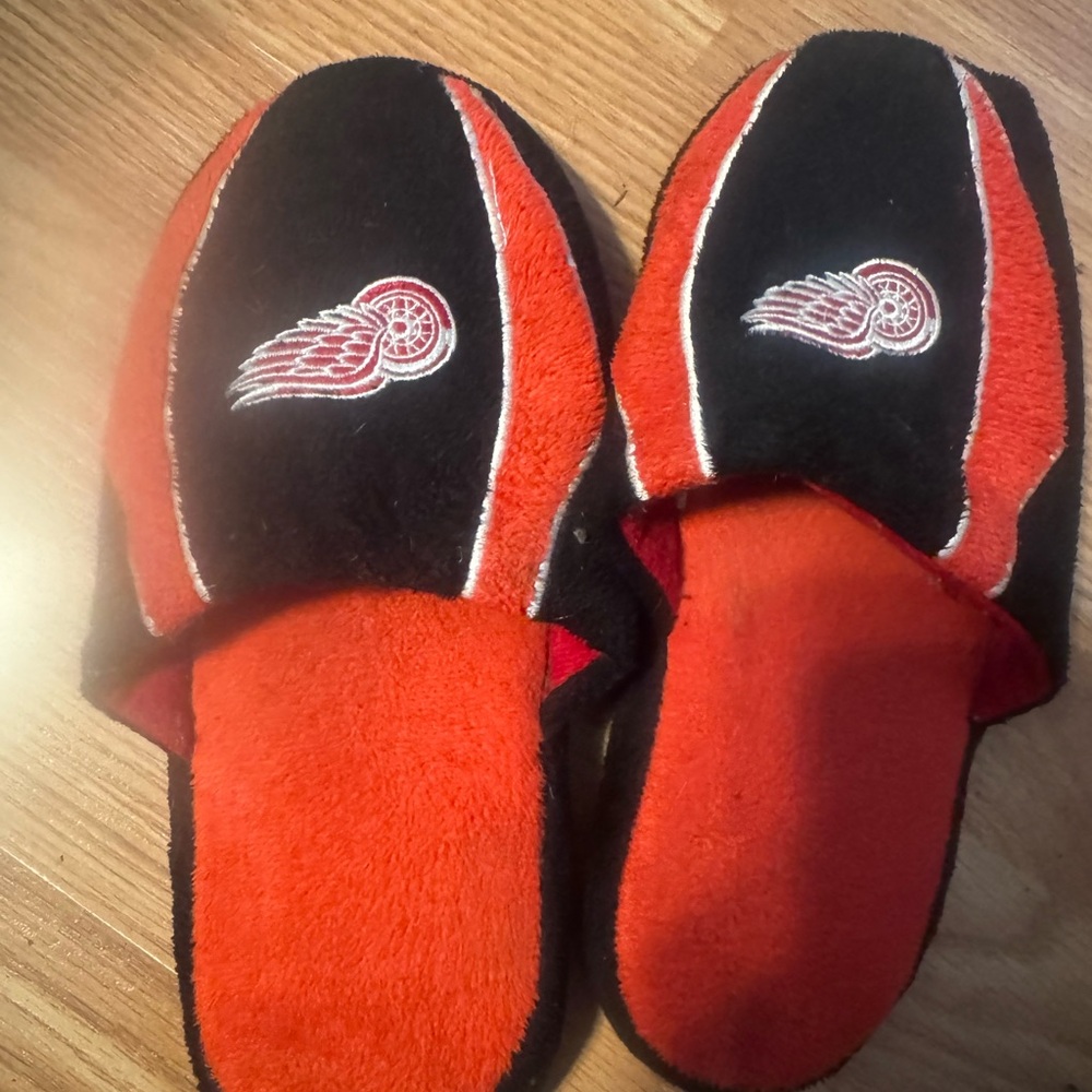Detroit Red wings slippers and Black Slippers with Logo